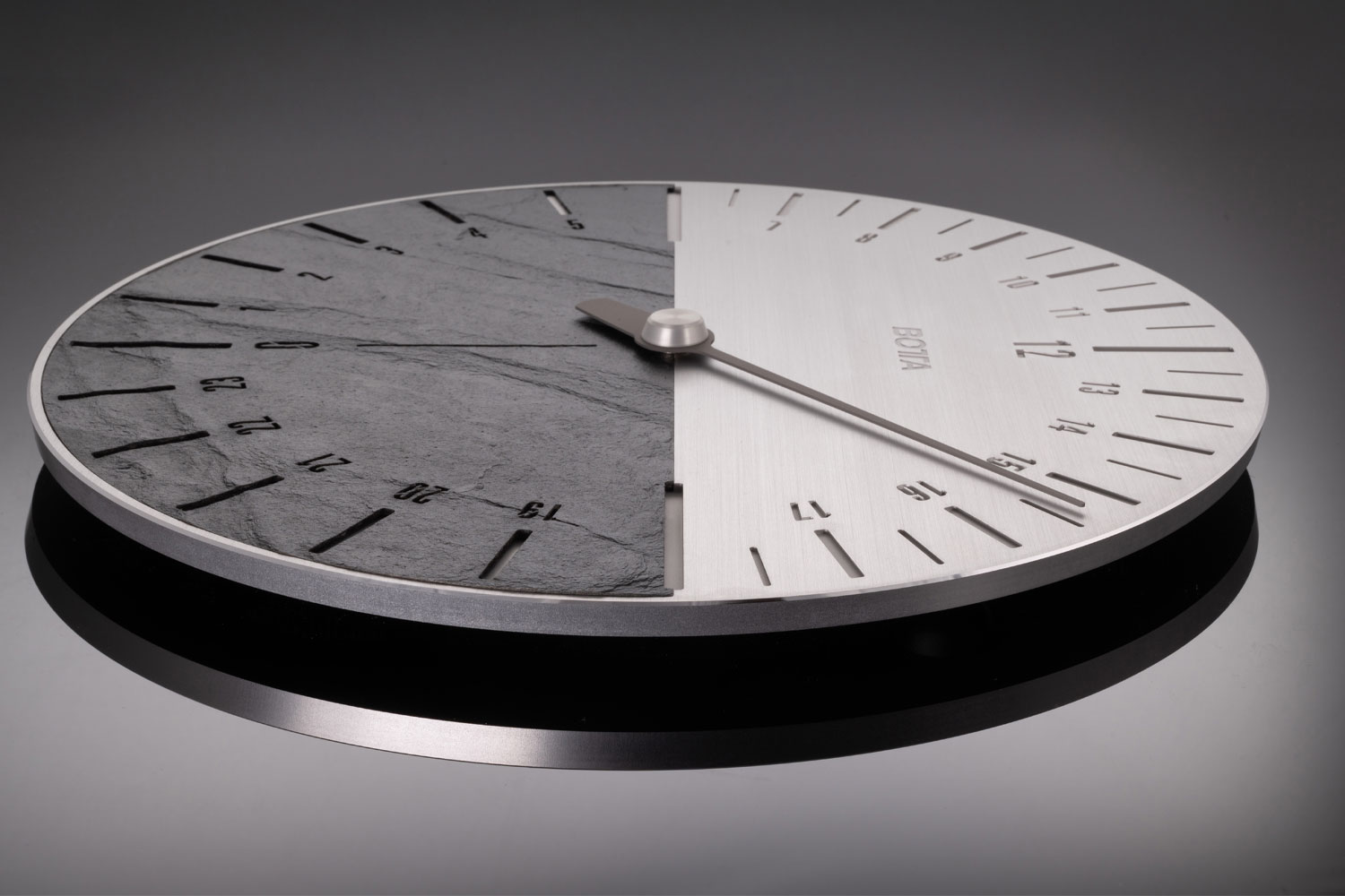 Wanduhr von Botta Design, liegend, von der Seite gesehen