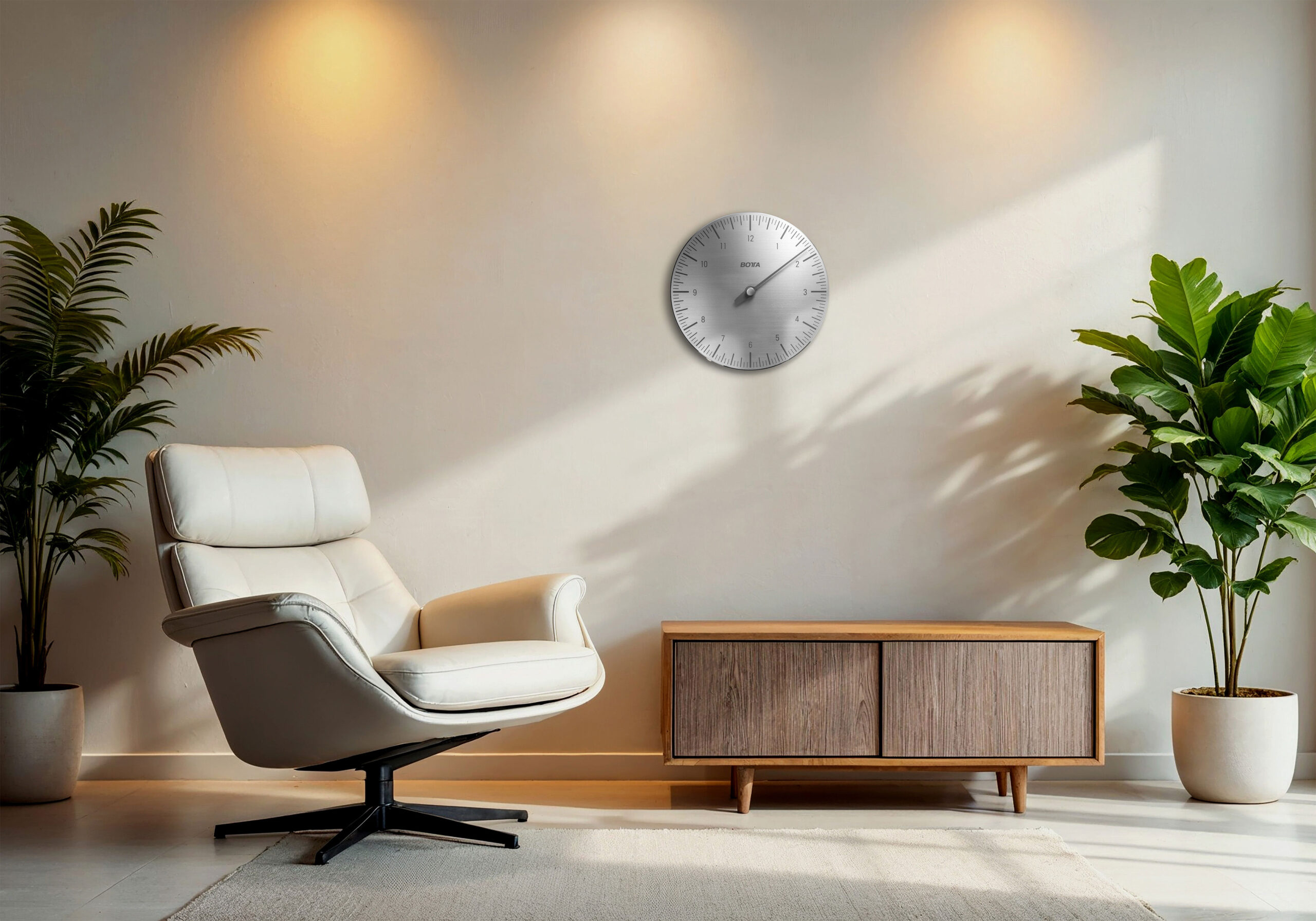 Wanduhr von Botta an der wand hängend, über einem Tisch/Sessel