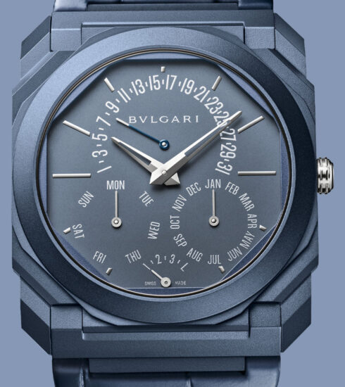 Octo Finissimo Perpetual Calendar von Bulgari mit Titan-Gehäuse in PVD-Blau, Großaufnahme Zifferblatt