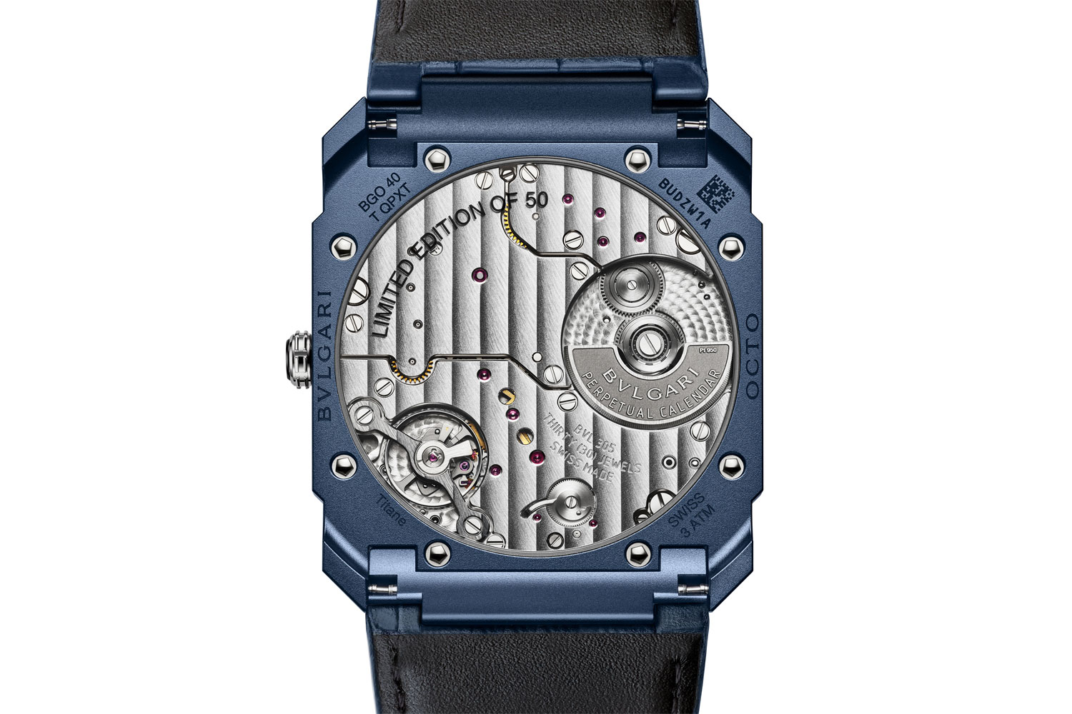Octo Finissimo Perpetual Calendar von Bulgari mit Titan-Gehäuse in PVD-Blau, von hinten mit Blick auf das Automatikkaliber BVL 306