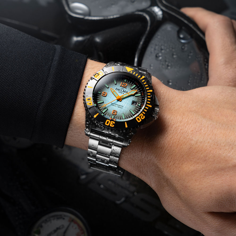 delma blue shark iv am Handgelenk