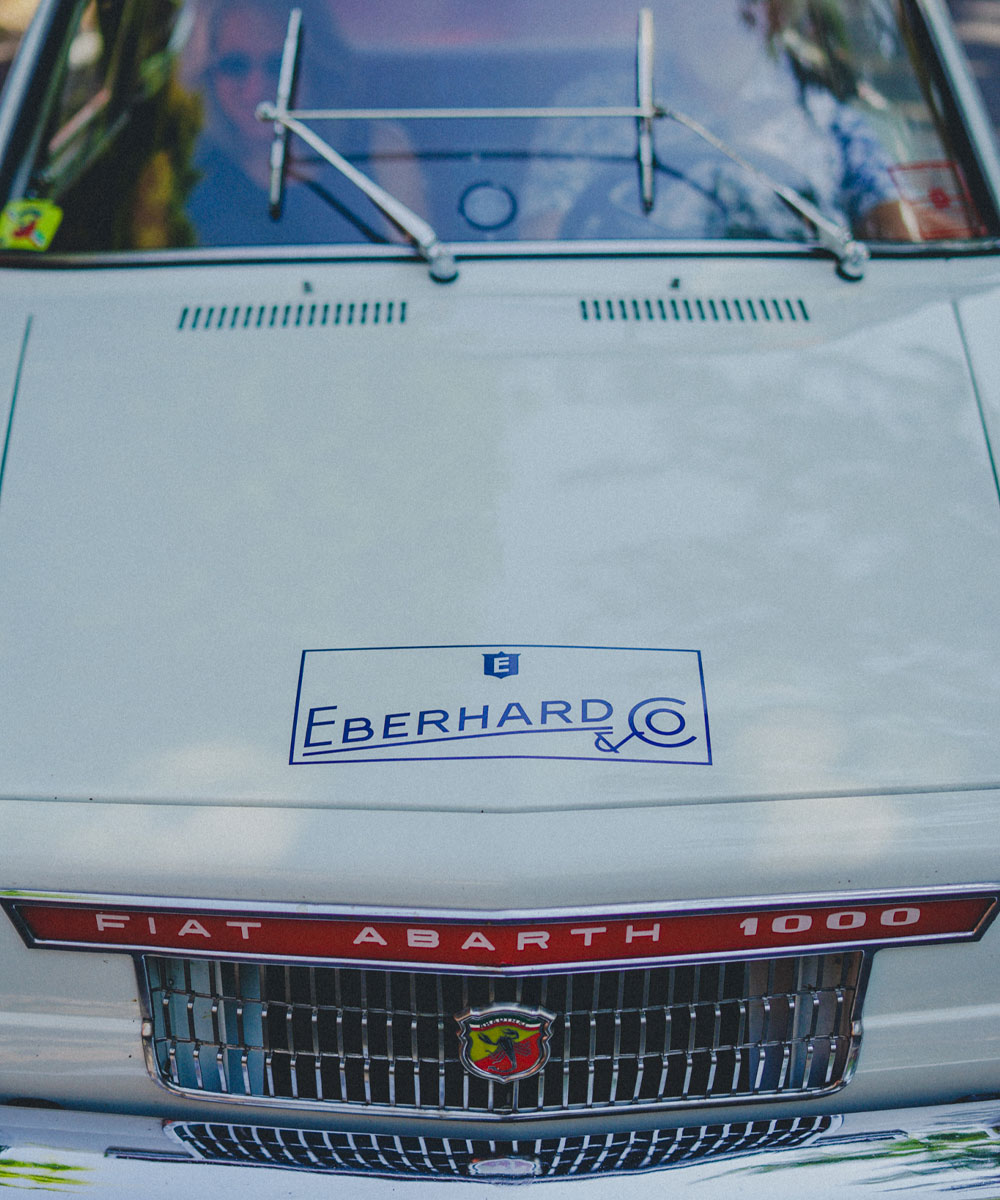 Eberhard & Co.-Logo auf einer Motorhaube eines Teilnehmers der Vernasca Silver Flag