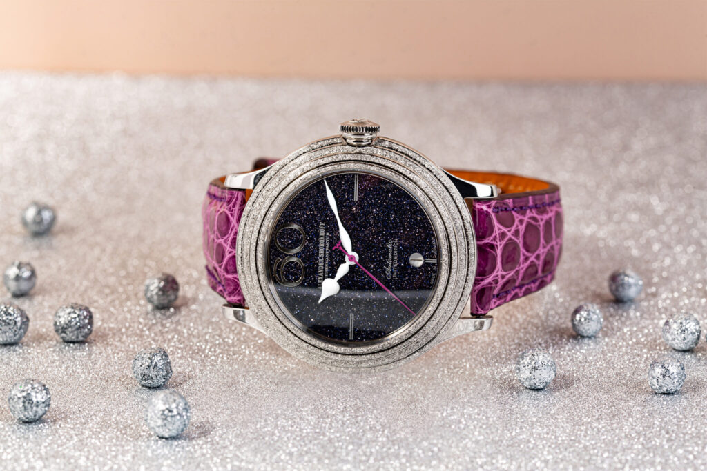 Alexander Shorokhoff FROZY mit blauem Stein und Fuchsia-Armband in stimmungsvoller Inszenierung