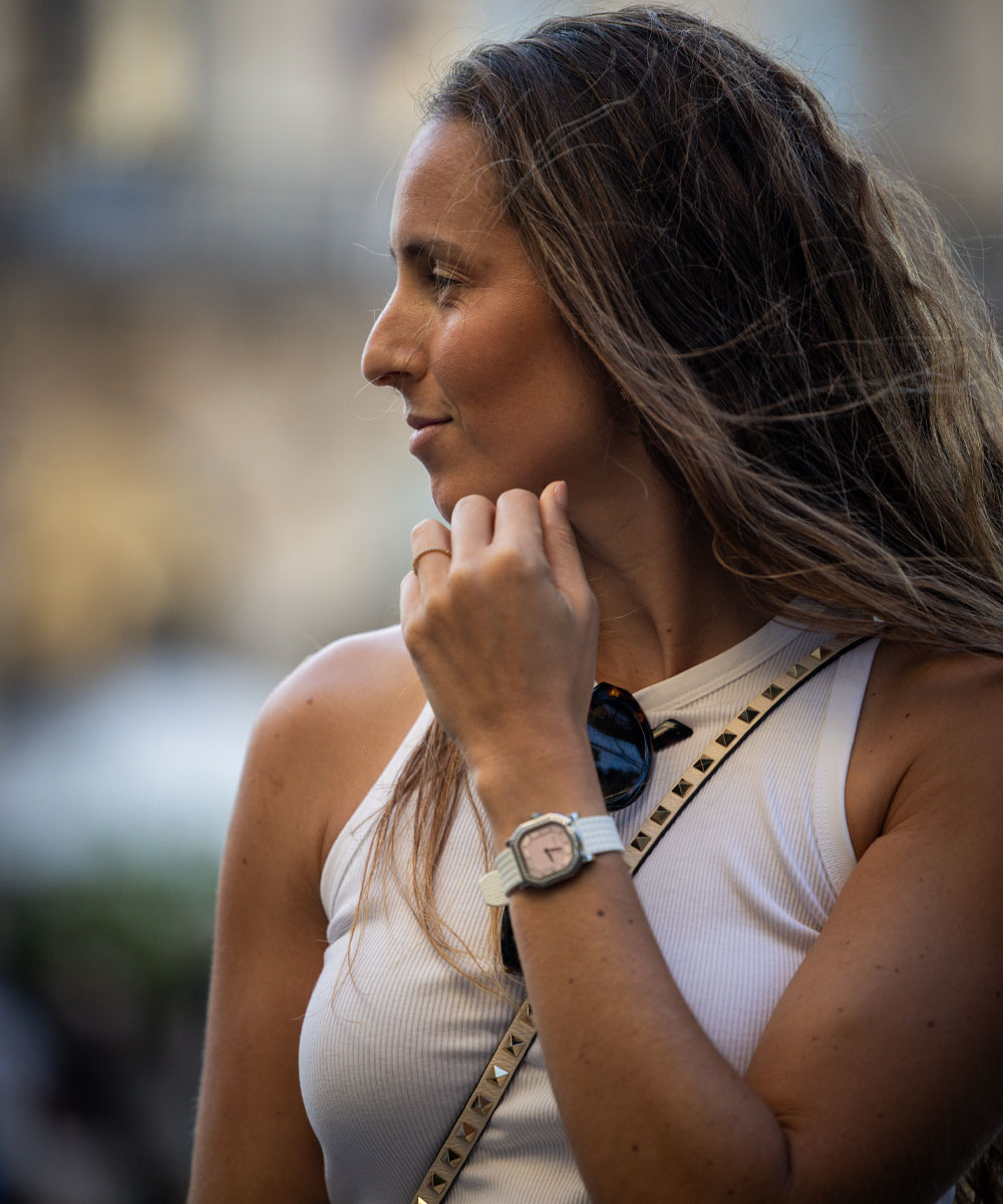 Gemma Triay mit einer Uhr von Gerald Charles