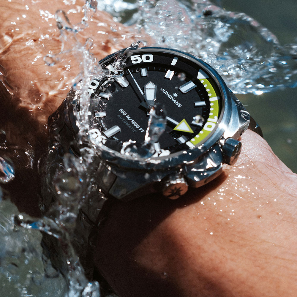 Junghans Aquaris Diver, am Handgelenk mit Wasserspritzern