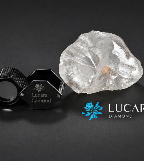 Diamant mit 1.305,4 Karat aus der Lucara-Mine neben einem Lupe
