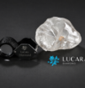 Diamant mit 1.305,4 Karat aus der Lucara-Mine neben einem Lupe