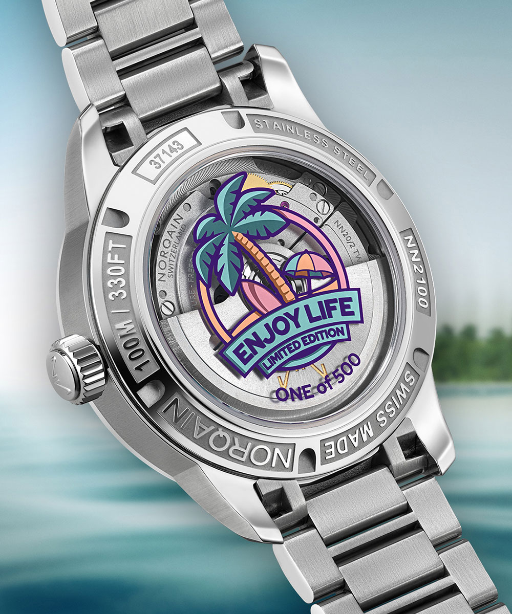 Rückseite der Freedom GMT Enjoy Life Holiday Limited Edition von Norqain mit Palmenmotiv und der Aufschrift One of 500 und Blick durch das Saphirglas auf das Uhrwerk