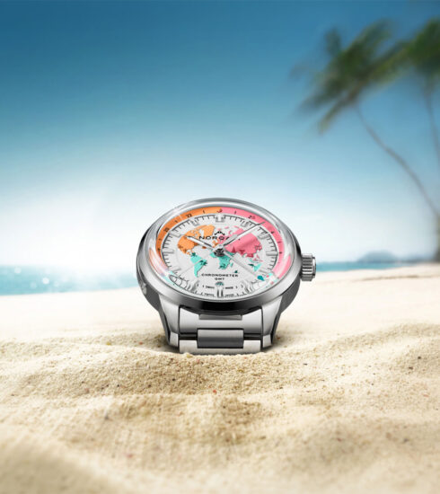 Freedom GMT Enjoy Life Holiday Limited Edition von Norqain steckt im Sand an einem Palmenstrand