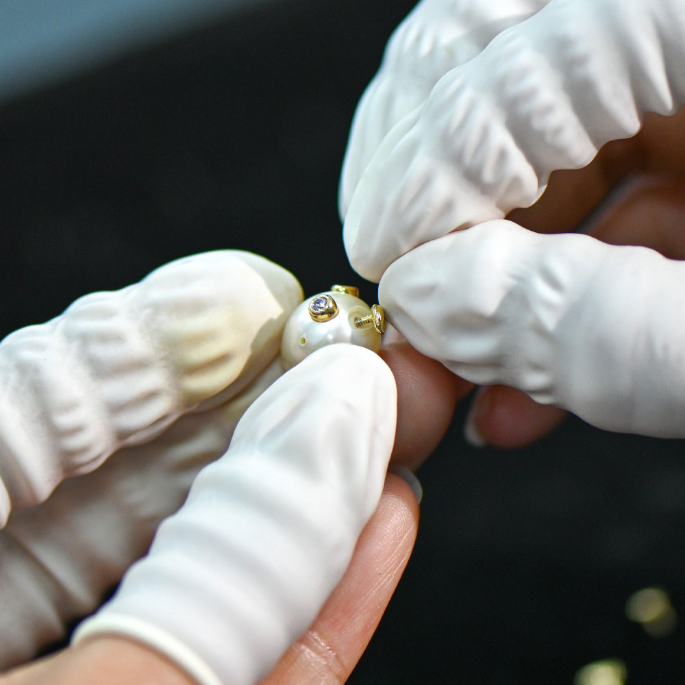 Fertigung von Hand eines Perlen-Charms der Kollektion Pandora Wonders