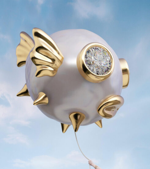 Ein übergroßer Perlen-Charme von Pandora scheint wie eine Wolke vor blauem Himmel zu schweben.