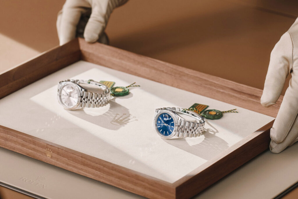 2 Rolex-Uhren auf einem Vorlage-Tablett