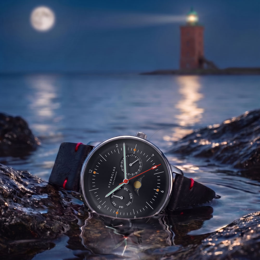 Sternglas: Naos Mondphase Edition Neuwerk, vor einer Szenerie mit Meer, Mond und Leuchtturm