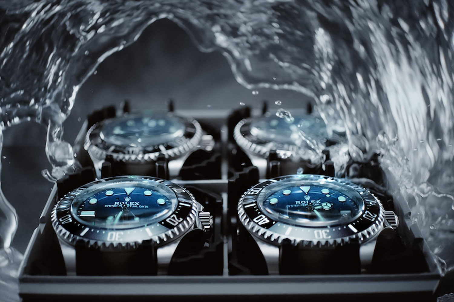 Rolex-Uhren werden mit Wasser überschüttet