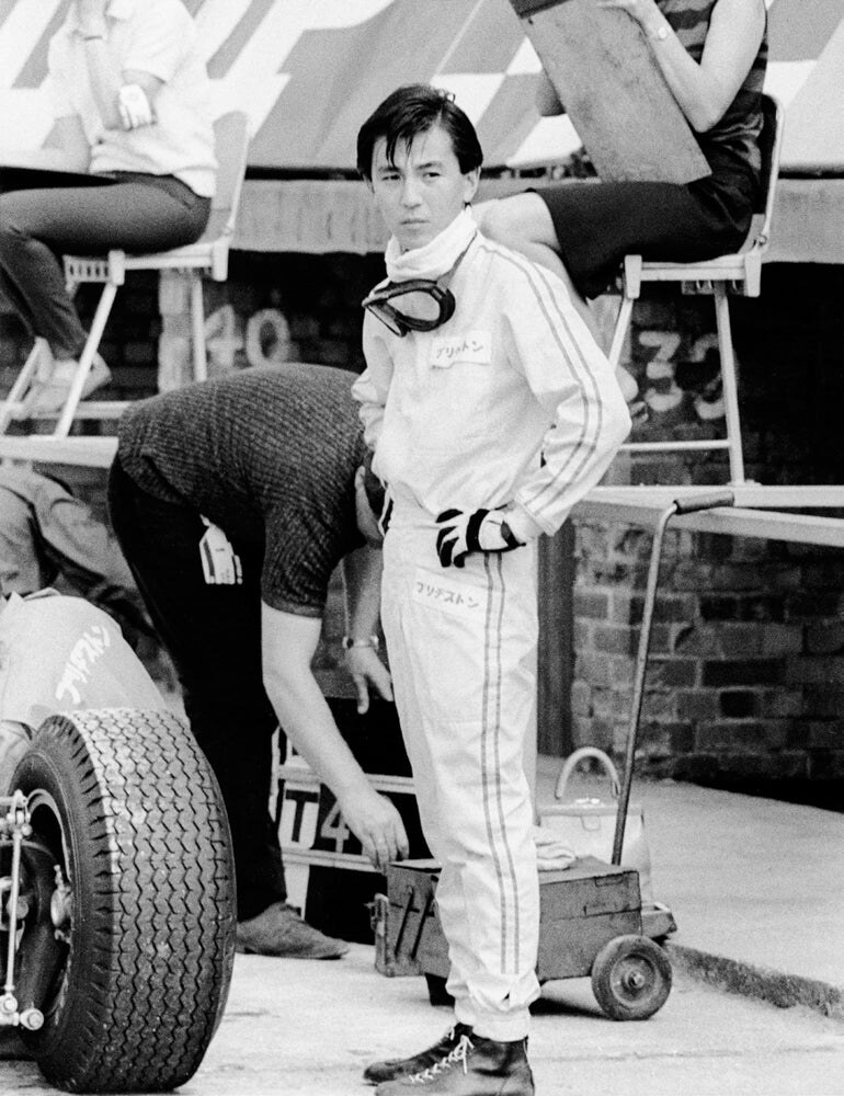Tetsu Ikuzawa nach einem Rennsieg 1967