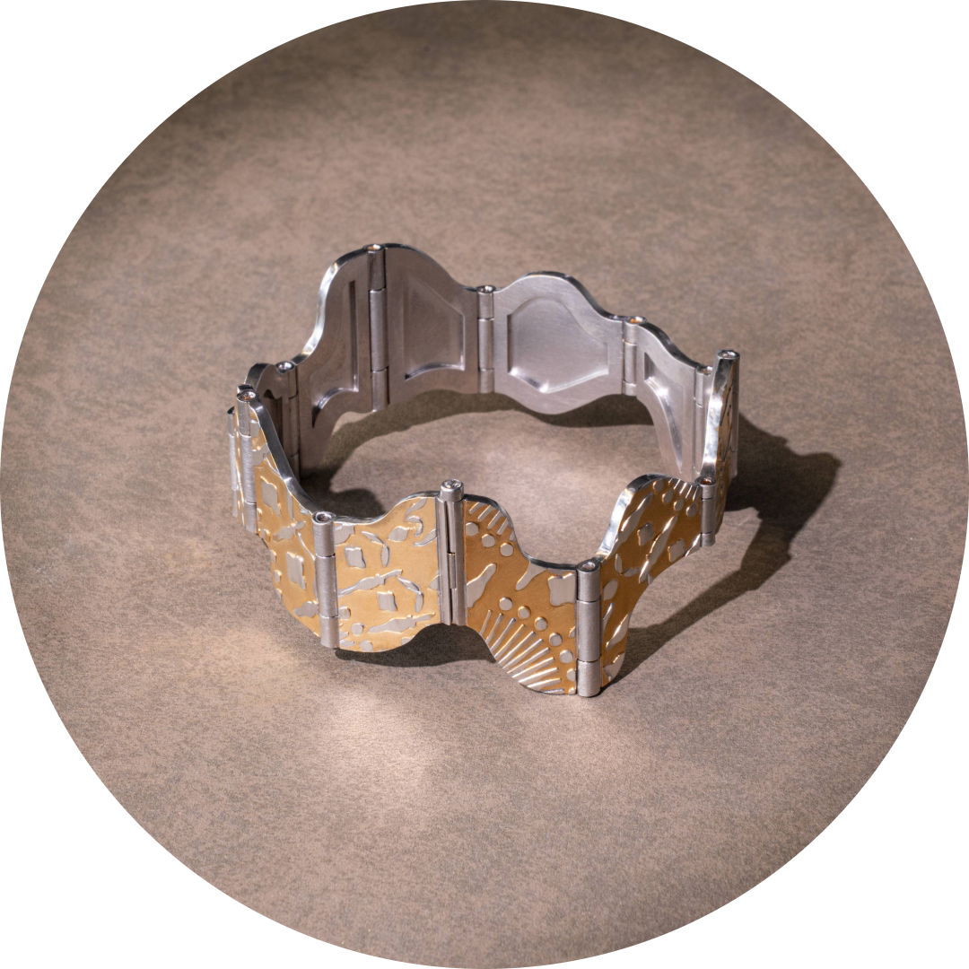 Armschmuck in fluxu temporis von Alicia Eigenbrodt für die GOLDENE NOVA 2026