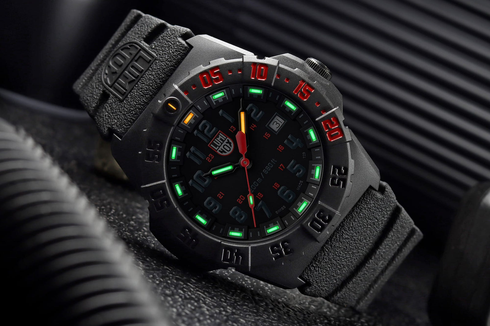 Leuchtanzeige der Luminox Navy SEAL 3550 bei Dunkelheit.