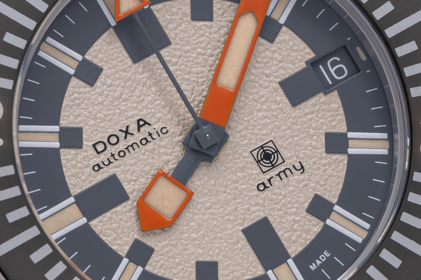 Side view of the DOXA SUB Army 200T's 10.7-millimeter-thick case