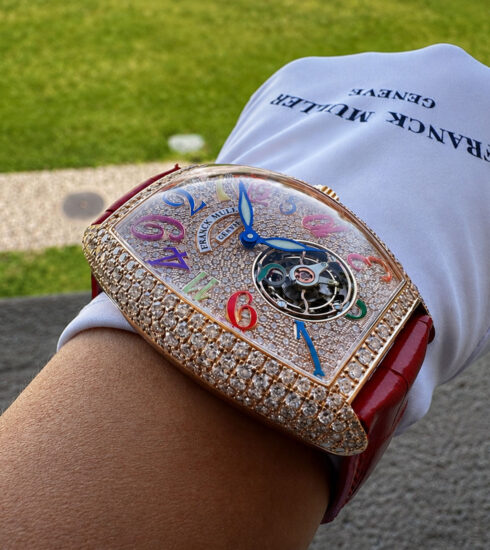 Eine Uhr von Franck Muller mit Edelsteinen und bunten Indizes am Handgelenk von Antje Heepmann