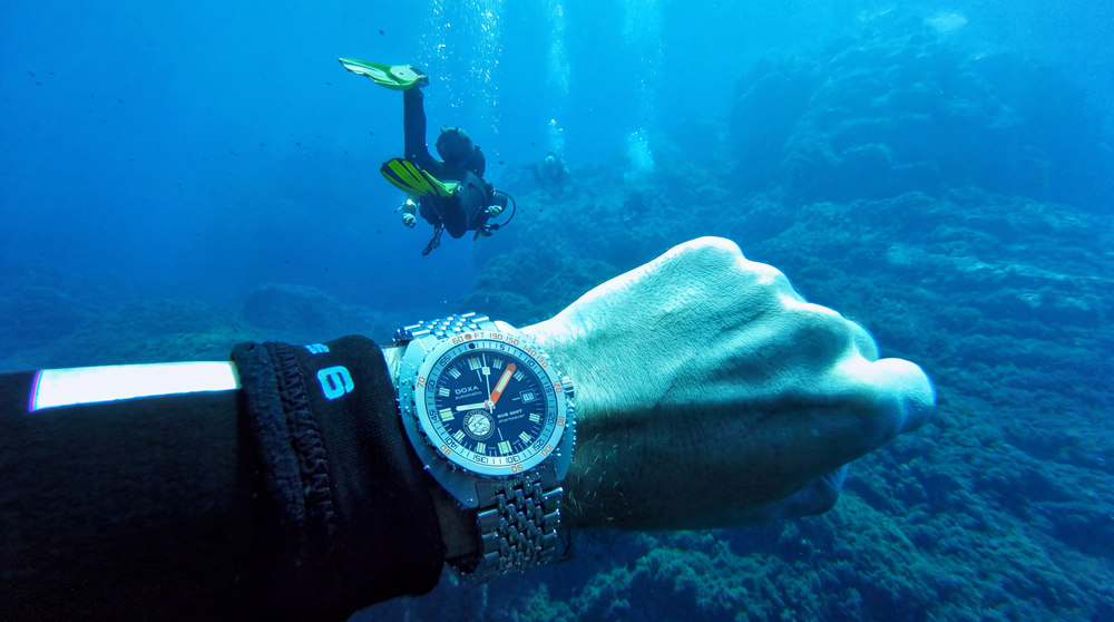 DOXA SUB 300T am Handgelenk eines Tauchers unter Wasser