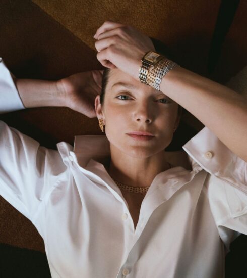 Model mit Amplifier Watch von House of Wunder