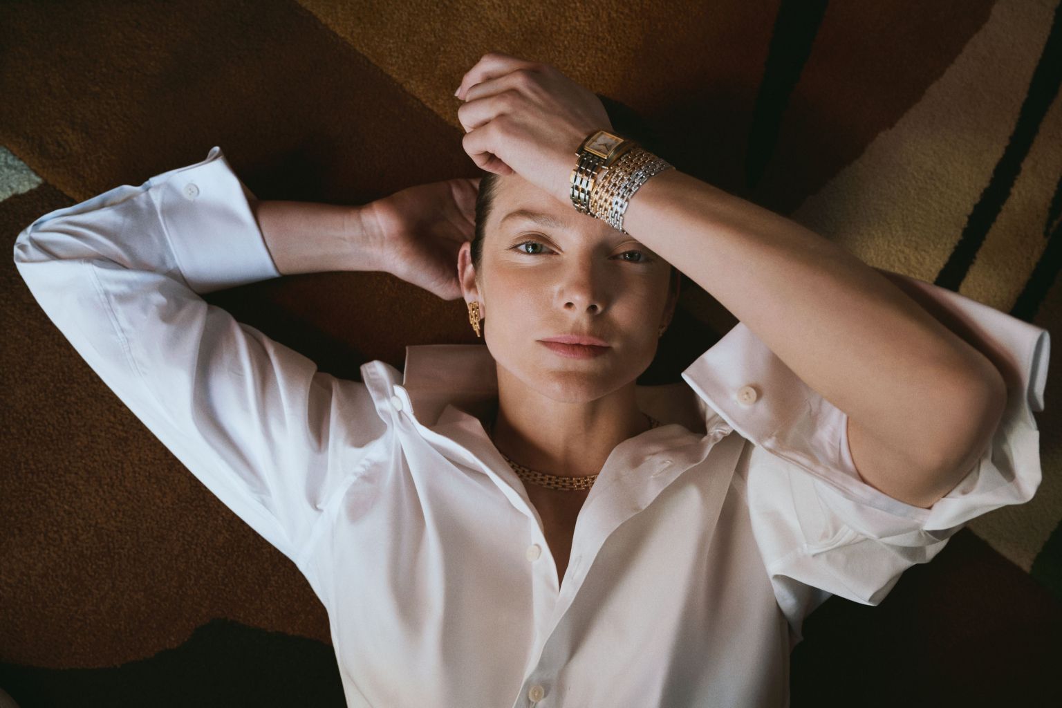 Model mit Amplifier Watch von House of Wunder