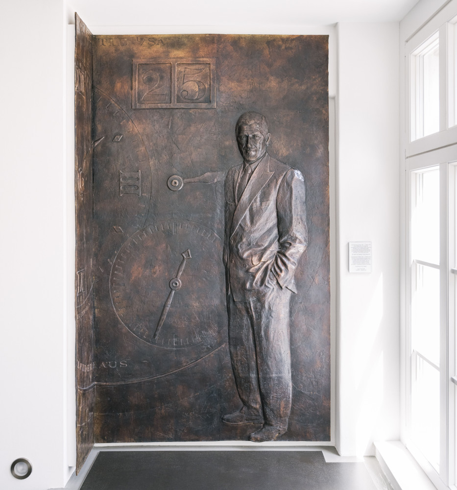 Bronzerelief zu Ehren Günter Blümleins in der Manufaktur von A. Lange & Söhne