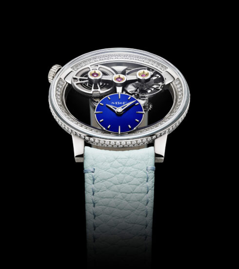 MB&F SP One Pavée aus Weißgold vor schwarzem Hintergrund