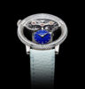 MB&F SP One Pavée aus Weißgold vor schwarzem Hintergrund