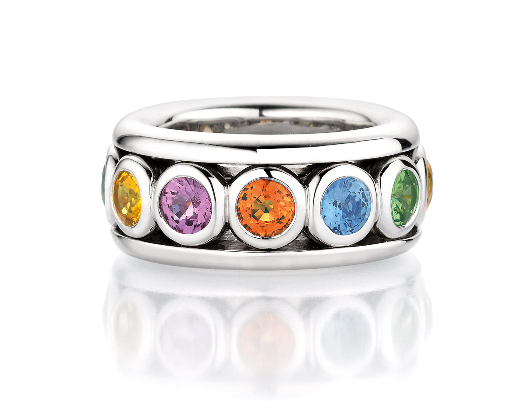 Breiter Ring der Kollektion Pop Up von A. Odenwald in Weißgold mit farbigen Saphiren