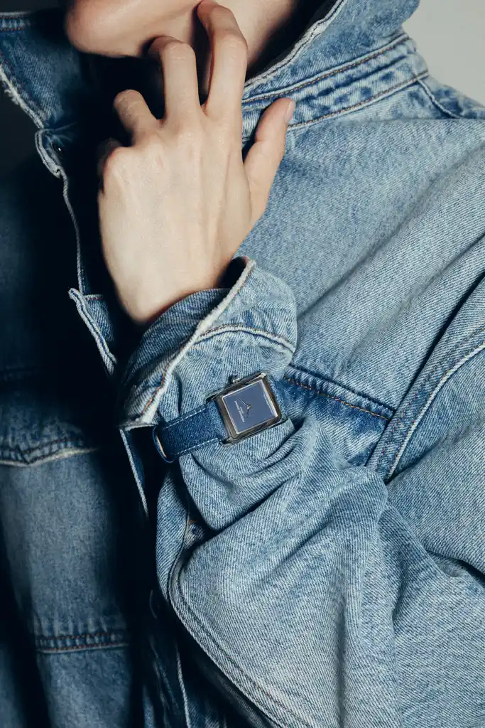Frédérique Constant Classics Carrée Denim mit blauem Zifferblatt