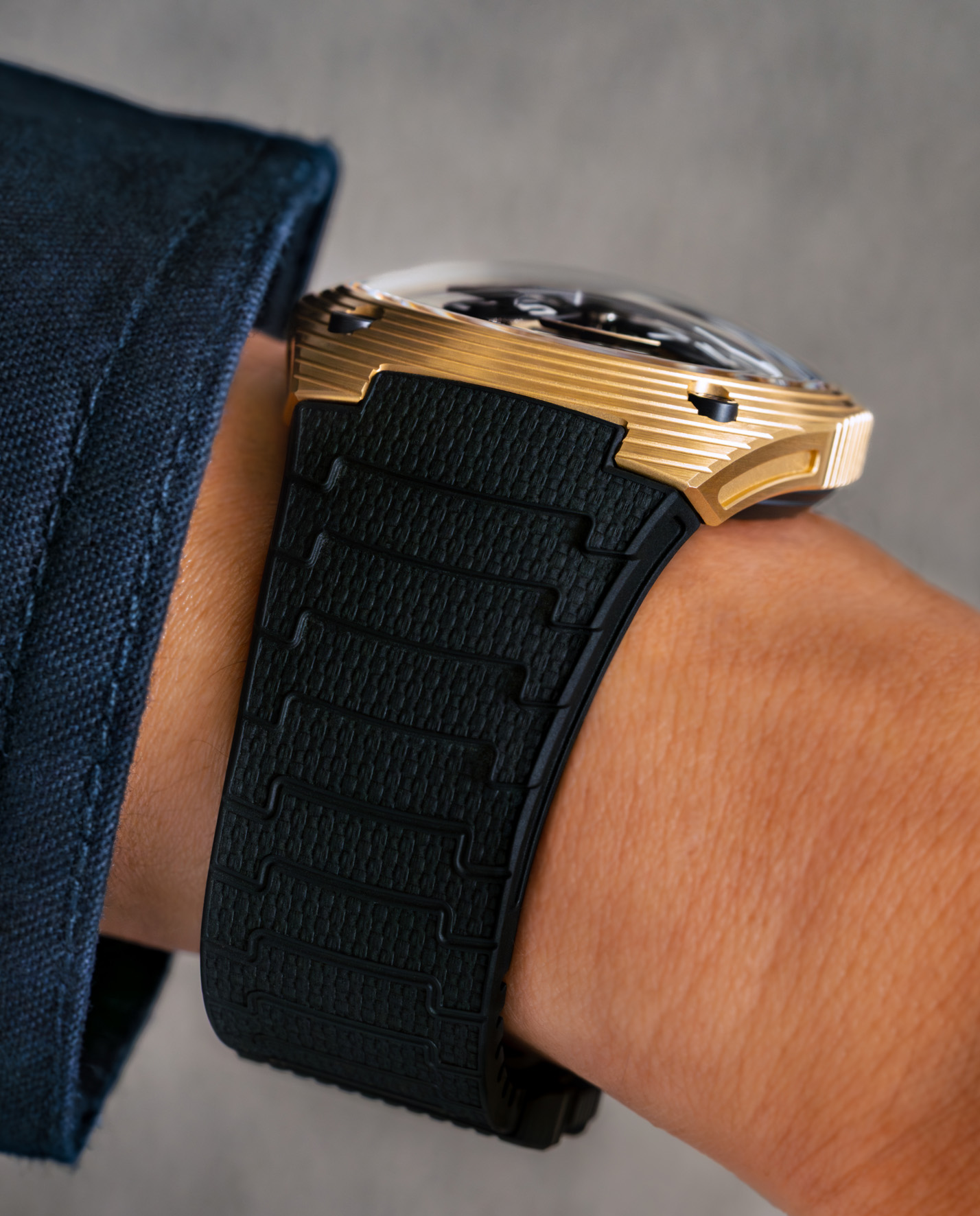 Rückseite und Automatikkaliber der Urwerk UR-150 Golden Scorpion