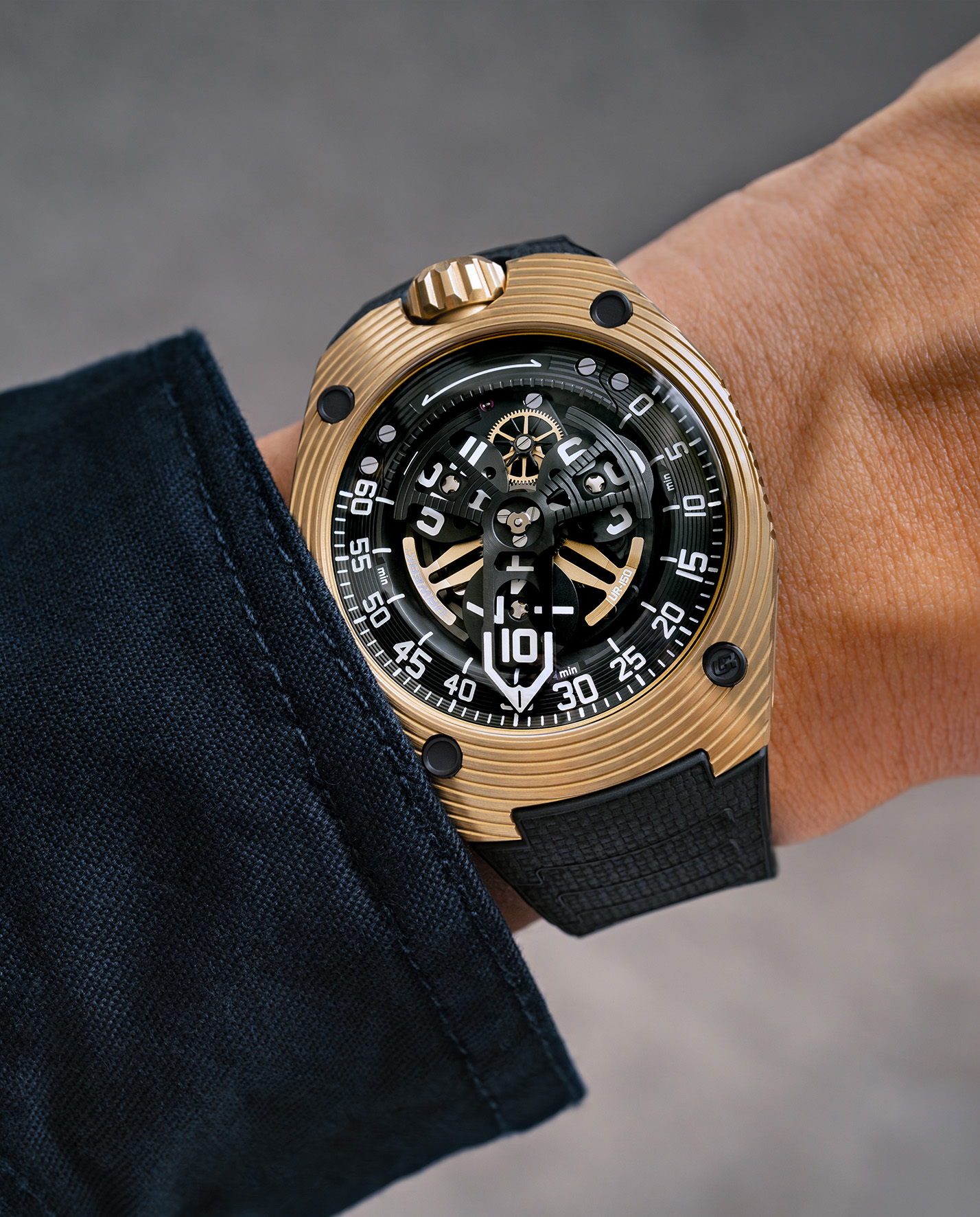 Urwerk UR-150 Golden Scorpion in seitlicher Perspektive