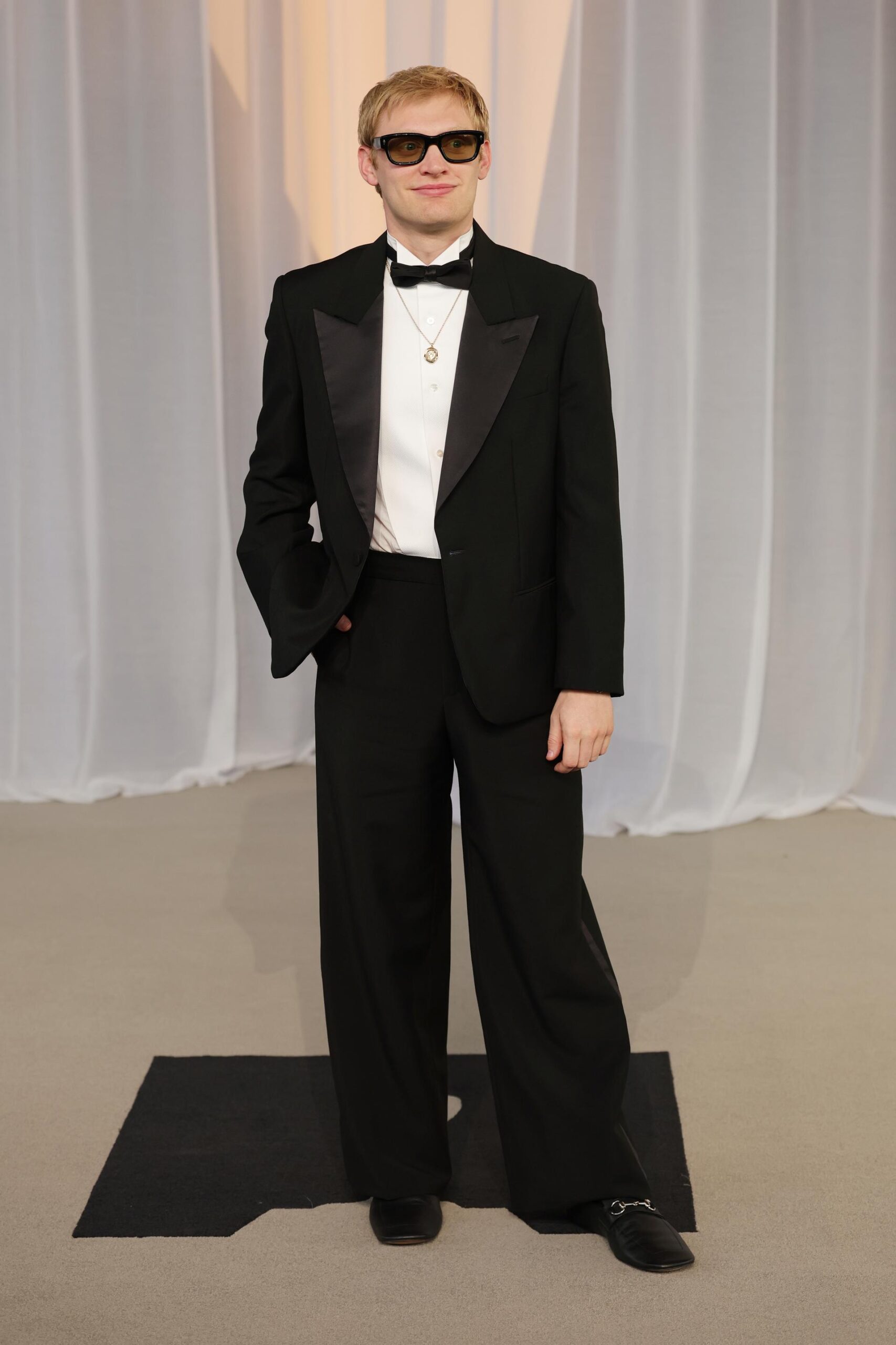 Curry Barker mit Gucci-Halskette bei der Academy Museum Gala