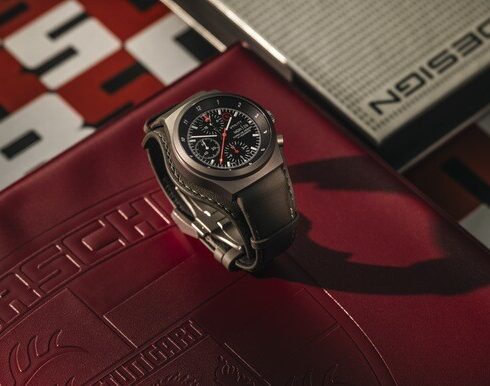 Porsche Design Chronograph 1 Utility auf rotem Untergrund