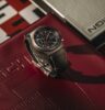 Porsche Design Chronograph 1 Utility auf rotem Untergrund