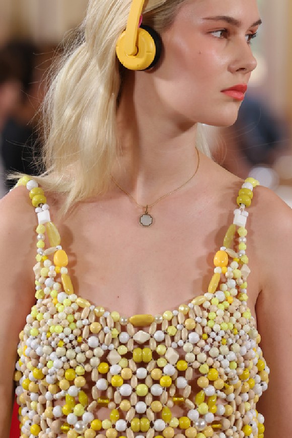 Schmuckdetail bei Danny Reinkes Show mit BINDER