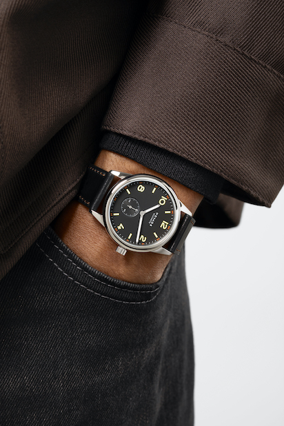 NOMOS Club 38 Ruthenium am Handgelenk